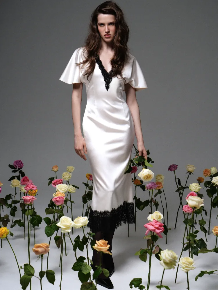 Одэтт миди (Odette midi), платье миди из молочного атласа, с отделкой черным кружевом