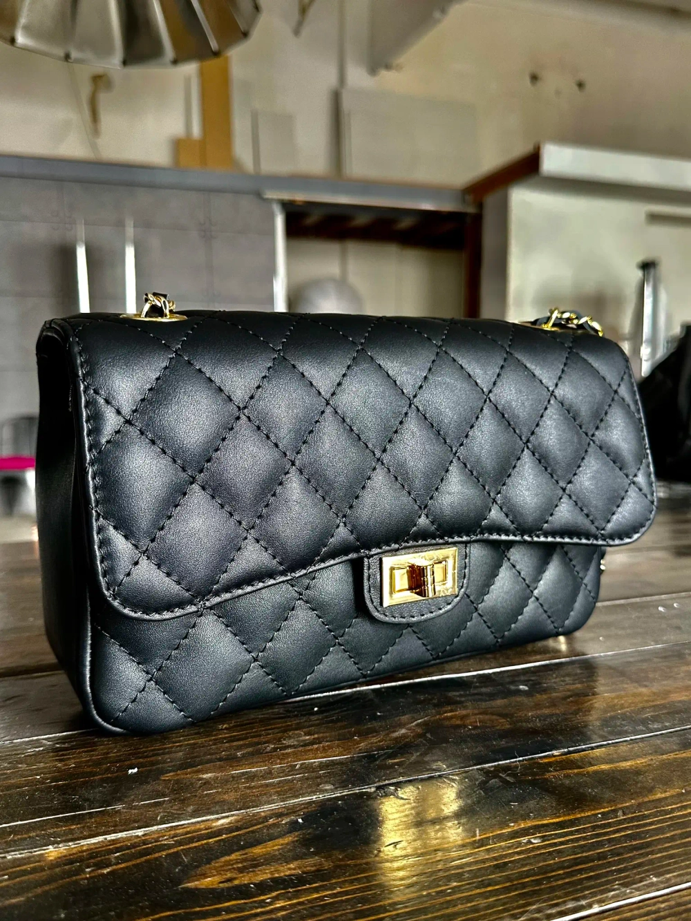 Женская сумка с цепочкой из натуральной кожи черного цвета