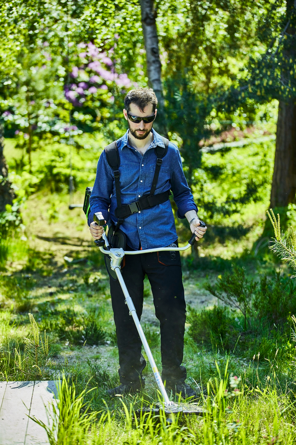 Триммер аккумуляторный Greenworks Арт. 2105707UG,  40 см, бесщеточный, с 1хАКБ 5Ач и ЗУ