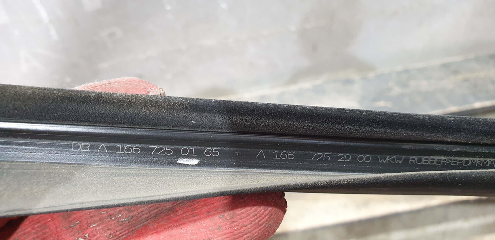 Молдинг двери передней левой Mercedes GLS (X166) 12-19 Б/У Оригинал A1667252900