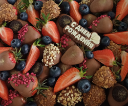 Большая коробка с клубникой в шоколаде "День рождения"