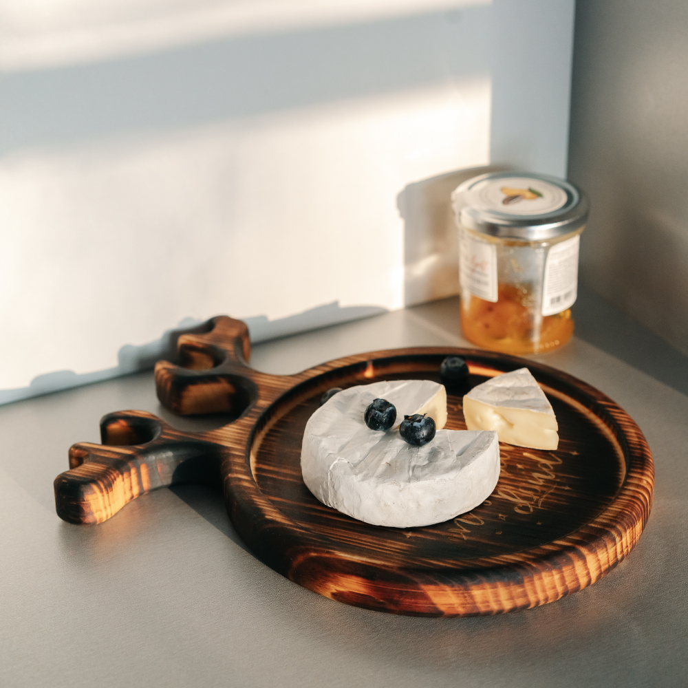 Деревянная менажница из сибирского кедра для подачи блюд и закусок с гравировкой "Try to be a rainbow in someone's cloud". MG80