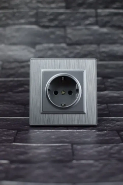 Розетка серая одинарная пластик