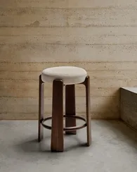 Барный табурет Granite из бежевой синели и массива ясеня с отделкой под орех