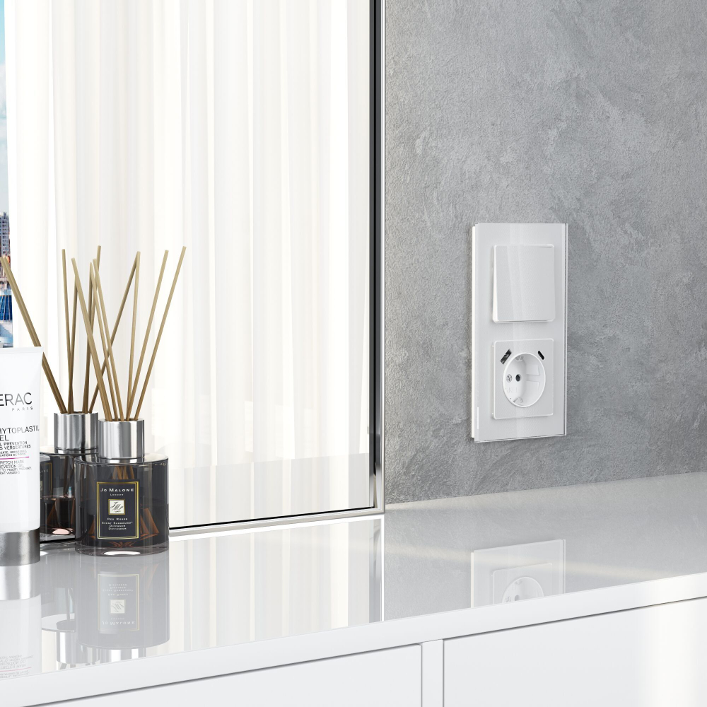 Розетка с заземлением, шторками и USB тип A+C (белый акрил)