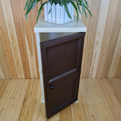 Тумба-шкаф пластиковая "УЮТ", с усиленными рёбрами жёсткости, одна дверца. Цвет: Бежевый с коричневой дверцей.