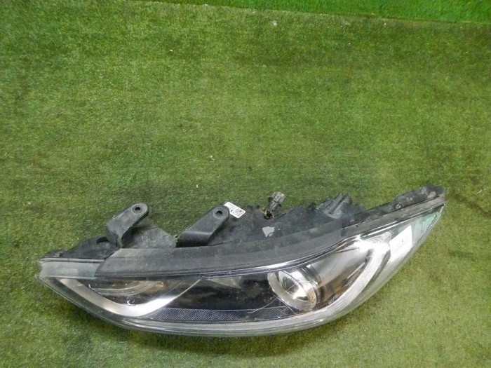 Битая Фара левая Hyundai Elantra 6 AD (2015-2019) ксенон