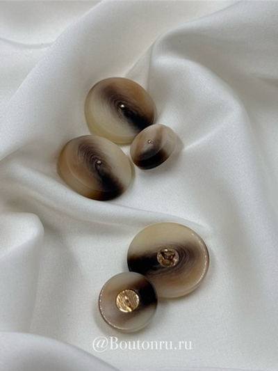 Пуговицы на золотистой ножке светло бежевые с коричневыми прожилками