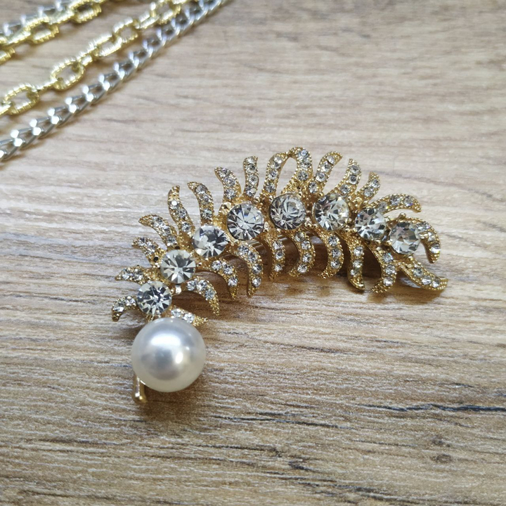 Брошь Перышко со стразами и бусинкой металл золотистый