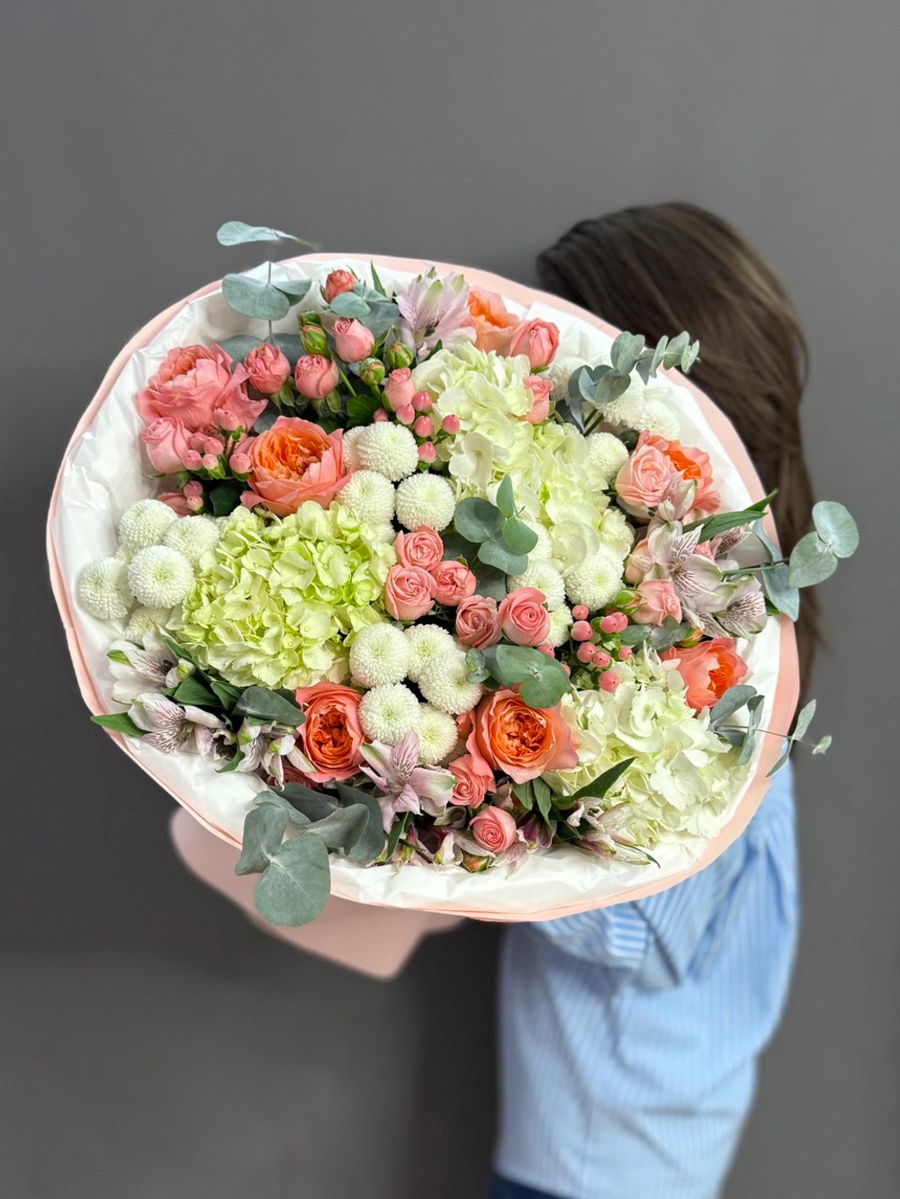 Авторский букет с белыми гортензиями