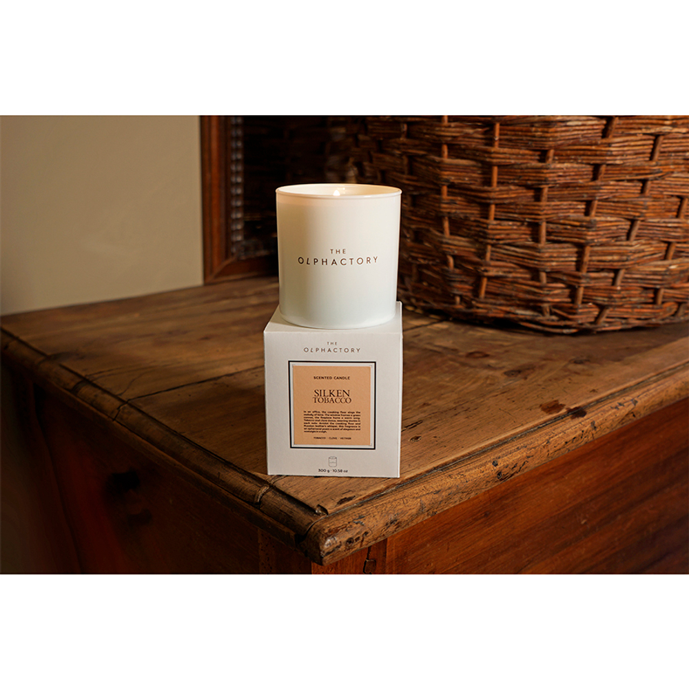Свеча ароматическая the olphactory, white insignia, silken tobacco, 60 ч