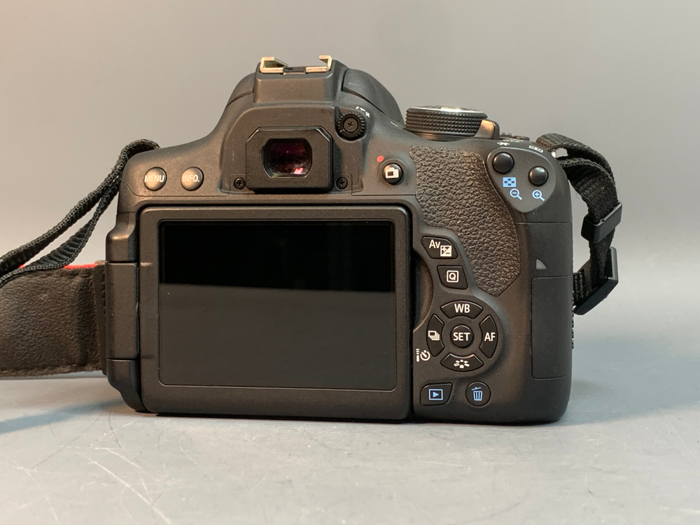 Canon 750D Kit 18-55mm IS STM 24.800 кадров