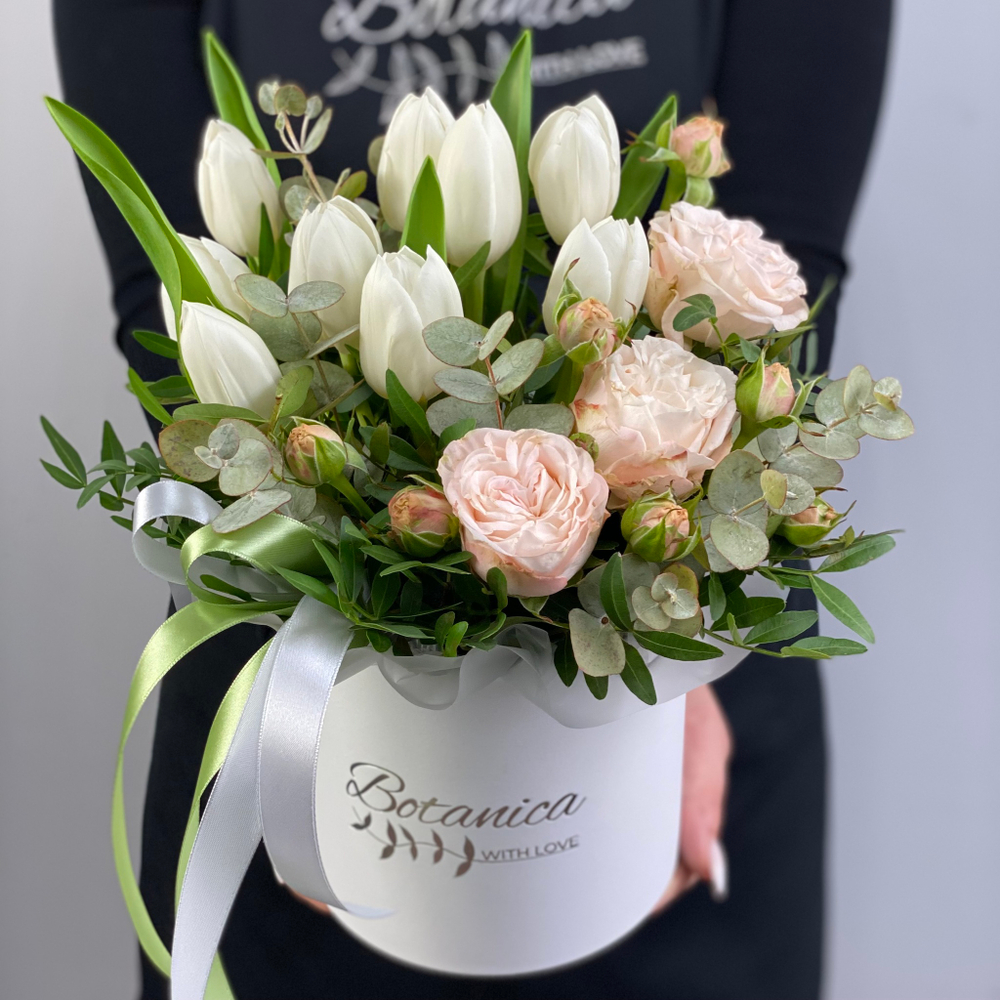 Тюльпаны и кустовая роза в шляпкой коробке. Букет 1039.