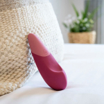 Темно-розовый клиторальный вибратор 14,2см Womanizer Vibe Rose WZFS1SG3