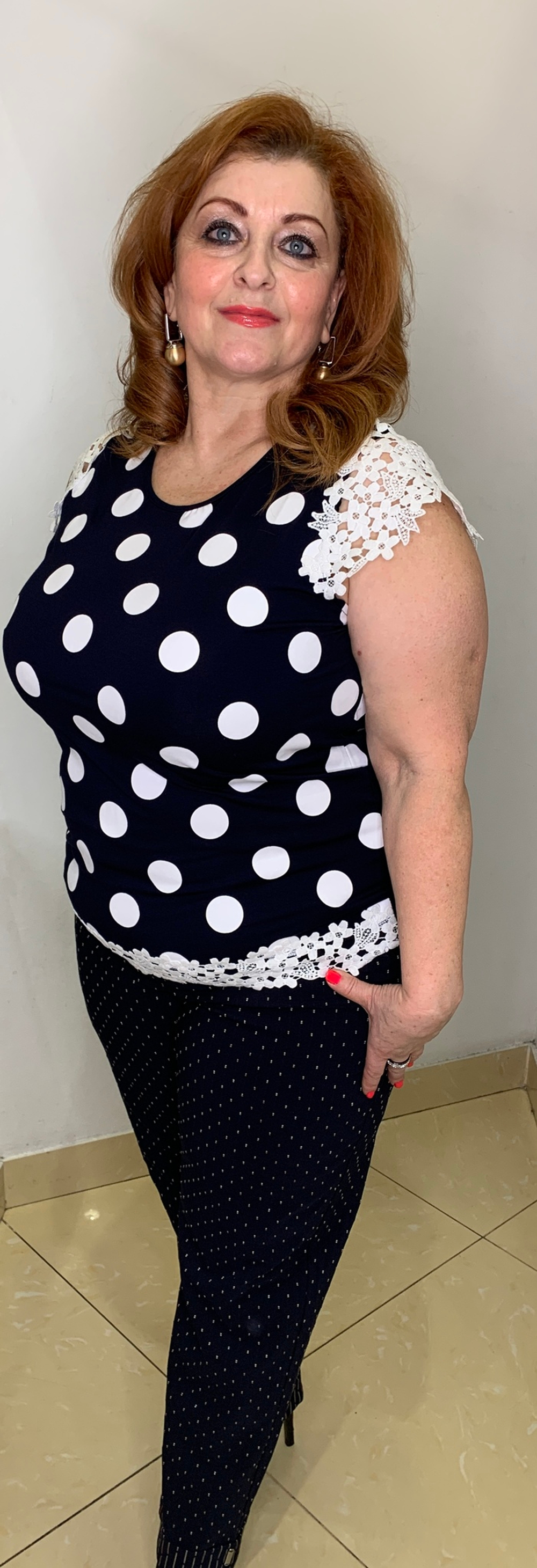 Темно-синяя футболка в белый горошек с ажурной отделкой