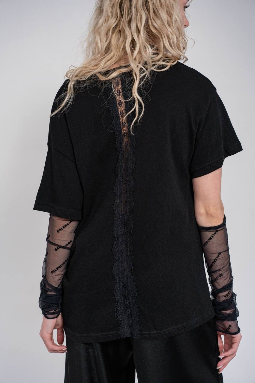 Футболка из легкой ткани с гипюровыми вставками на спине