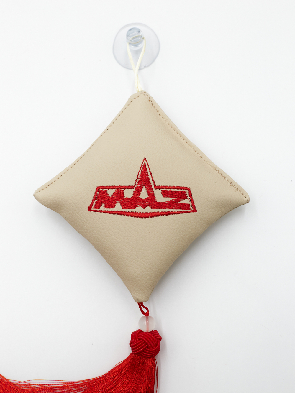 Ромб объемный на присоске MAZ (экокожа, бежевый, красная вышивка, кисть)