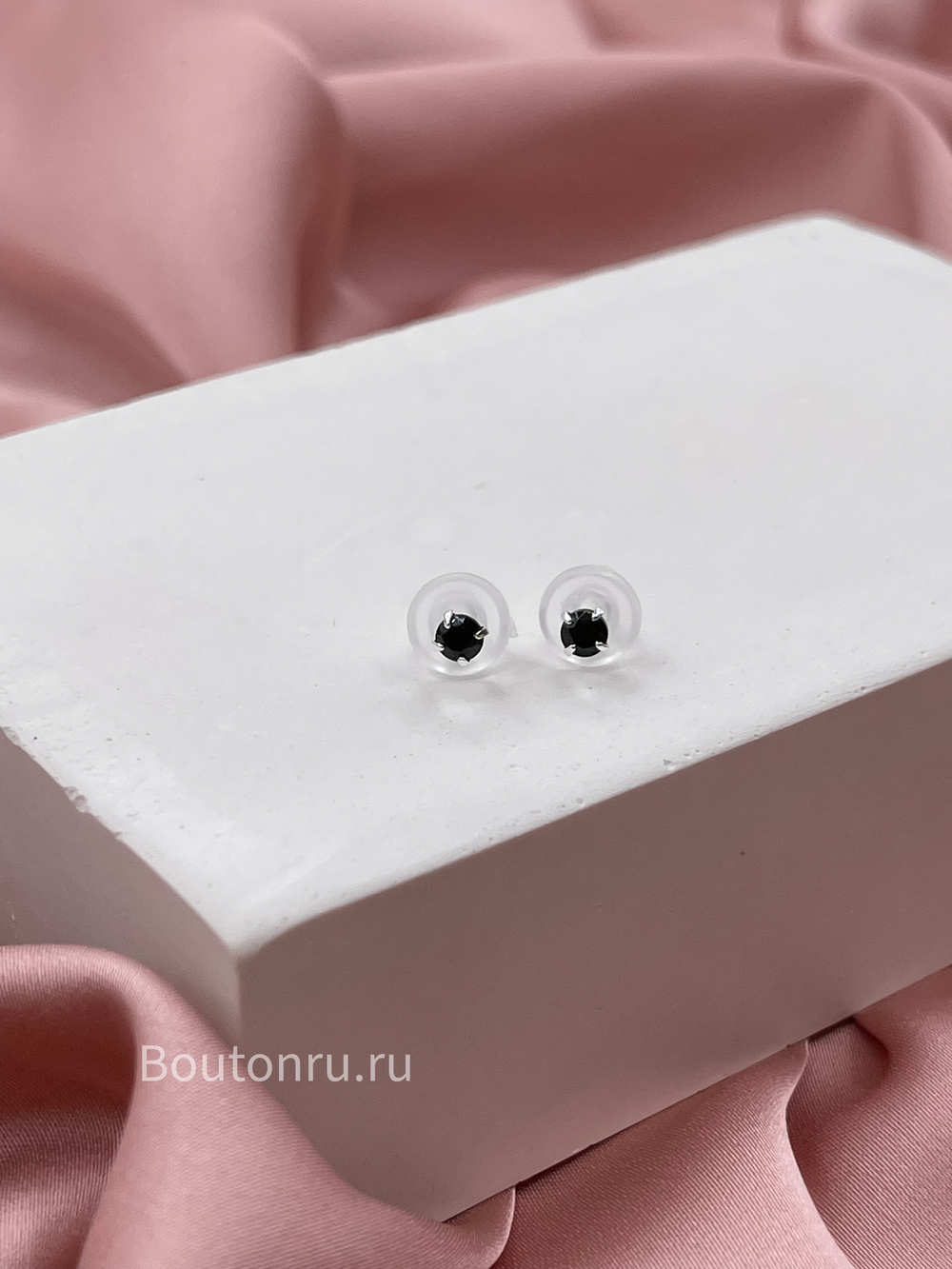 Серьги гвоздики серебристые с черным стразом