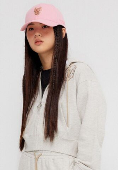 Кепка с жестким козырьком и металлическим логотипом