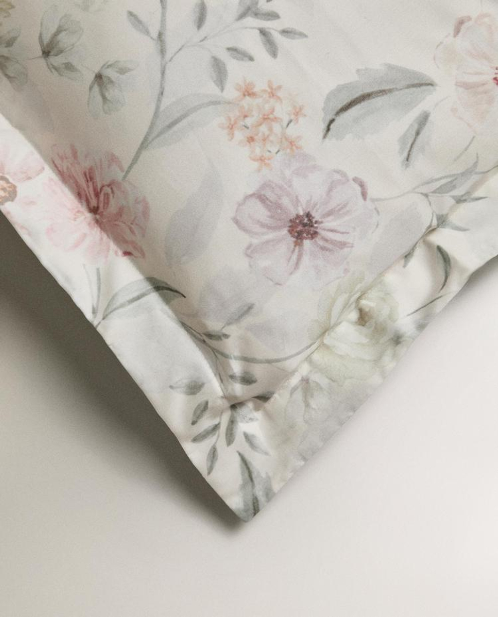 ZARA HOME НАВОЛОЧКА ИЗ САТИНА С ЦВЕТОЧНЫМ ПРИНТОМ, ЖЕЛТОВАТО-БЕЛЫЙ
