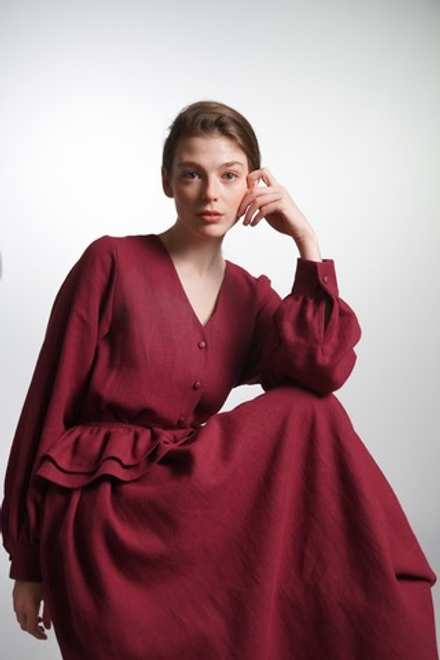 Платье с V-вырезом, поясом-баской и длинным рукавом из крапивы бордо