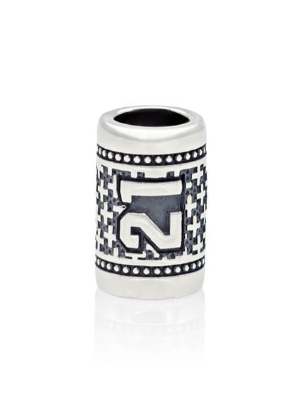 Фото шарм цифра число 21 из серебра на белом фоне анфас