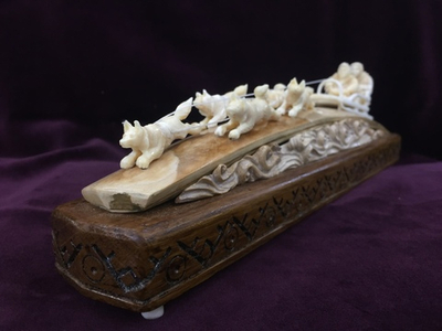 Собачья упряжка. Сувенирная композиция, резная кость. Ручная работа.