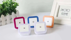 Детский светодиодный ночник для сна с датчиком день ночь белый, настенный ночник в розетку с автовыключением, LED светильник в спальню, коридор