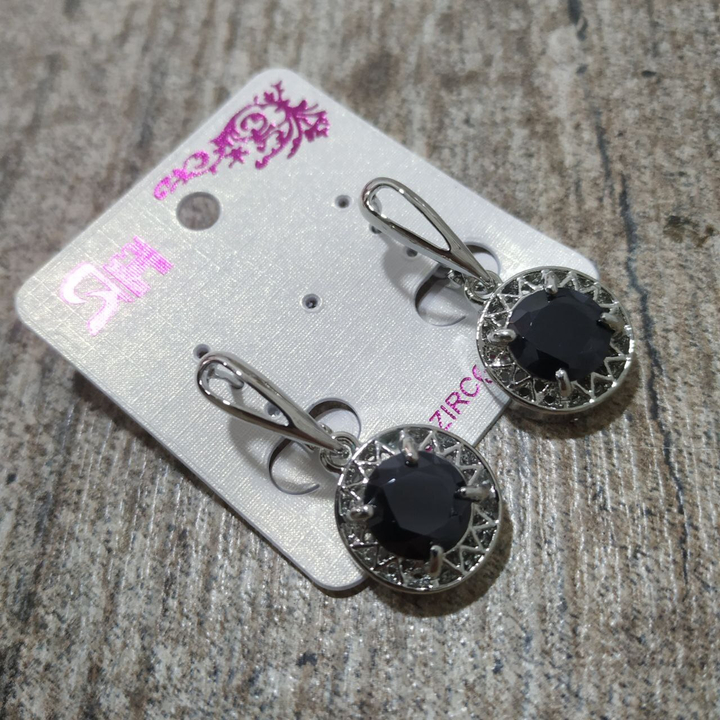 Серьги на англ.заст. Cubic Zirconia подвеска круг в объемной оправе цвет черный металл серебристый