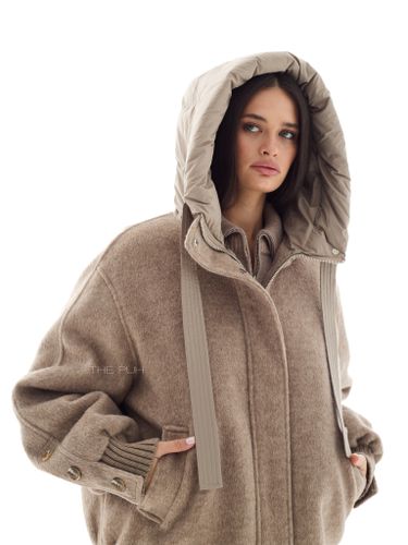 Бежевая куртка с вязаными вставками