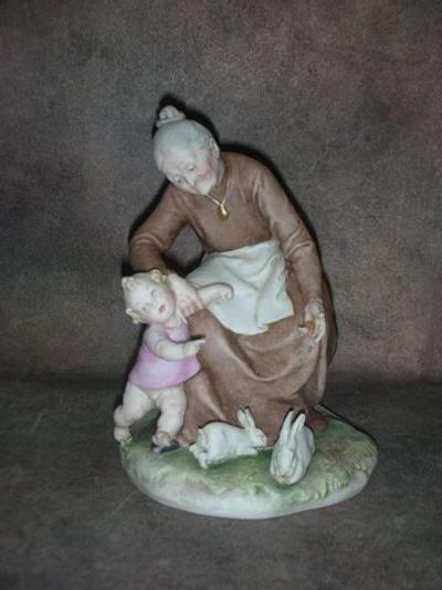 Статуэтка. Фарфор. Бабушка и малышка. Capodimonte. Италия