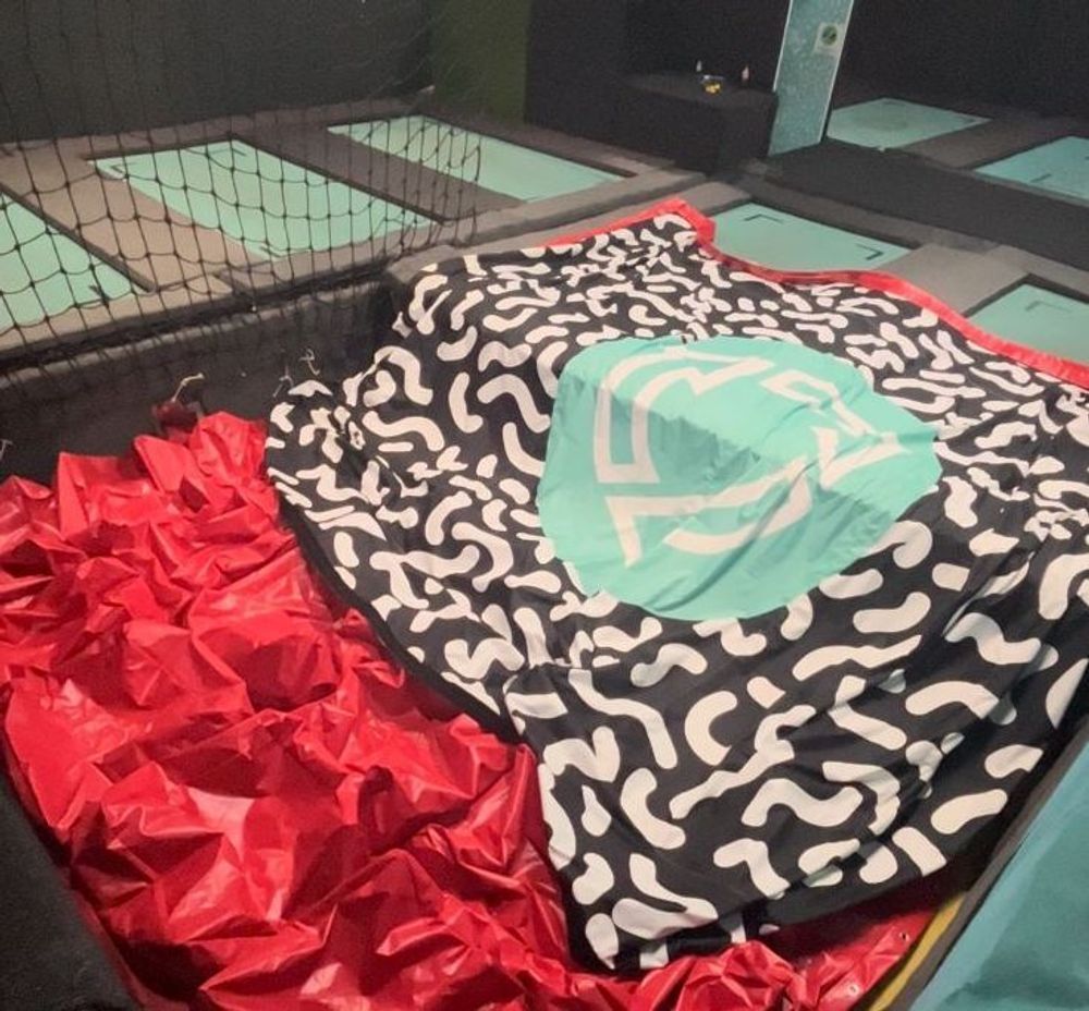 Надувная подушка зоны приземления для батутных центров - монтаж