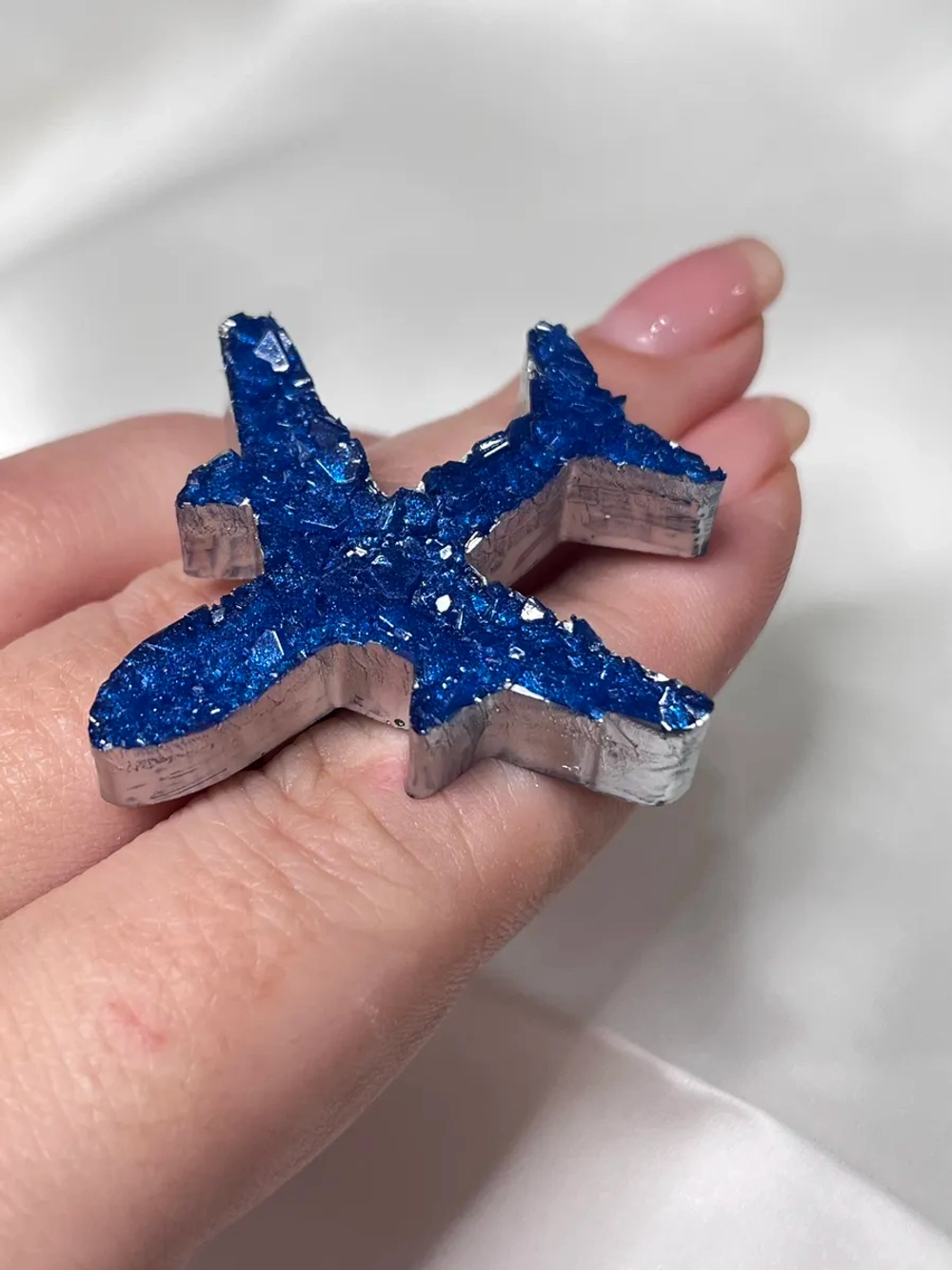 Брошь самолетик из эпоксидной смолы