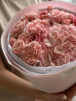 Изящное сочетание сезонных цветов розовой гаммы в стильном оформлении от Флора Маркет