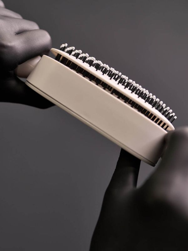 Самоочищающаяся расческа с кнопкой