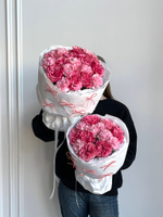 Сборный букет из роз Кантри и диантусов в лимитированной упаковке размер S