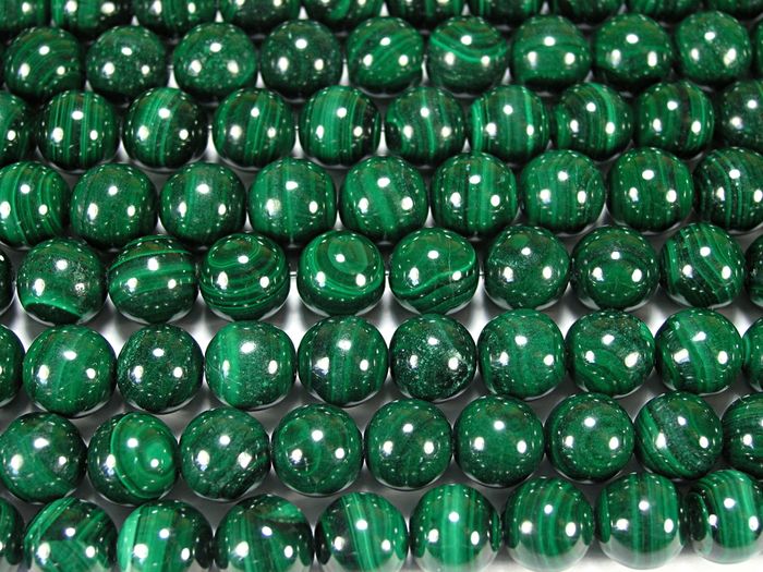 Бусины из малахита