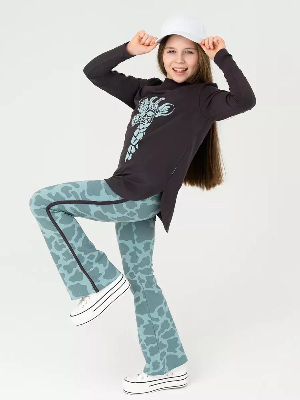 Спортивный костюм для девочек с жирафом