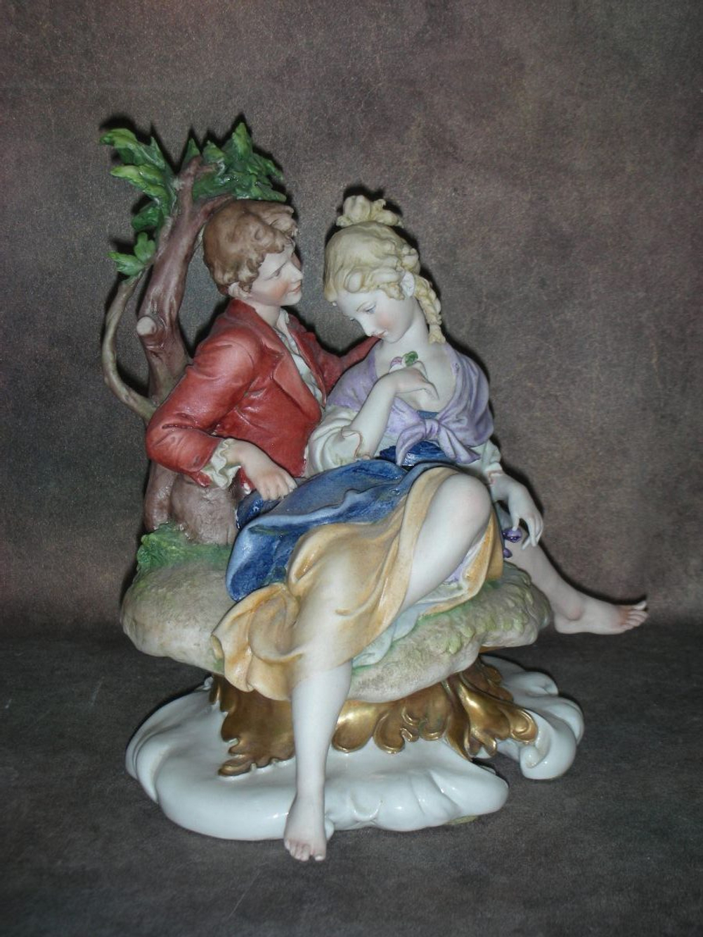 Статуэтка. Фарфор. Романтическая пара. Capodimonte. Италия