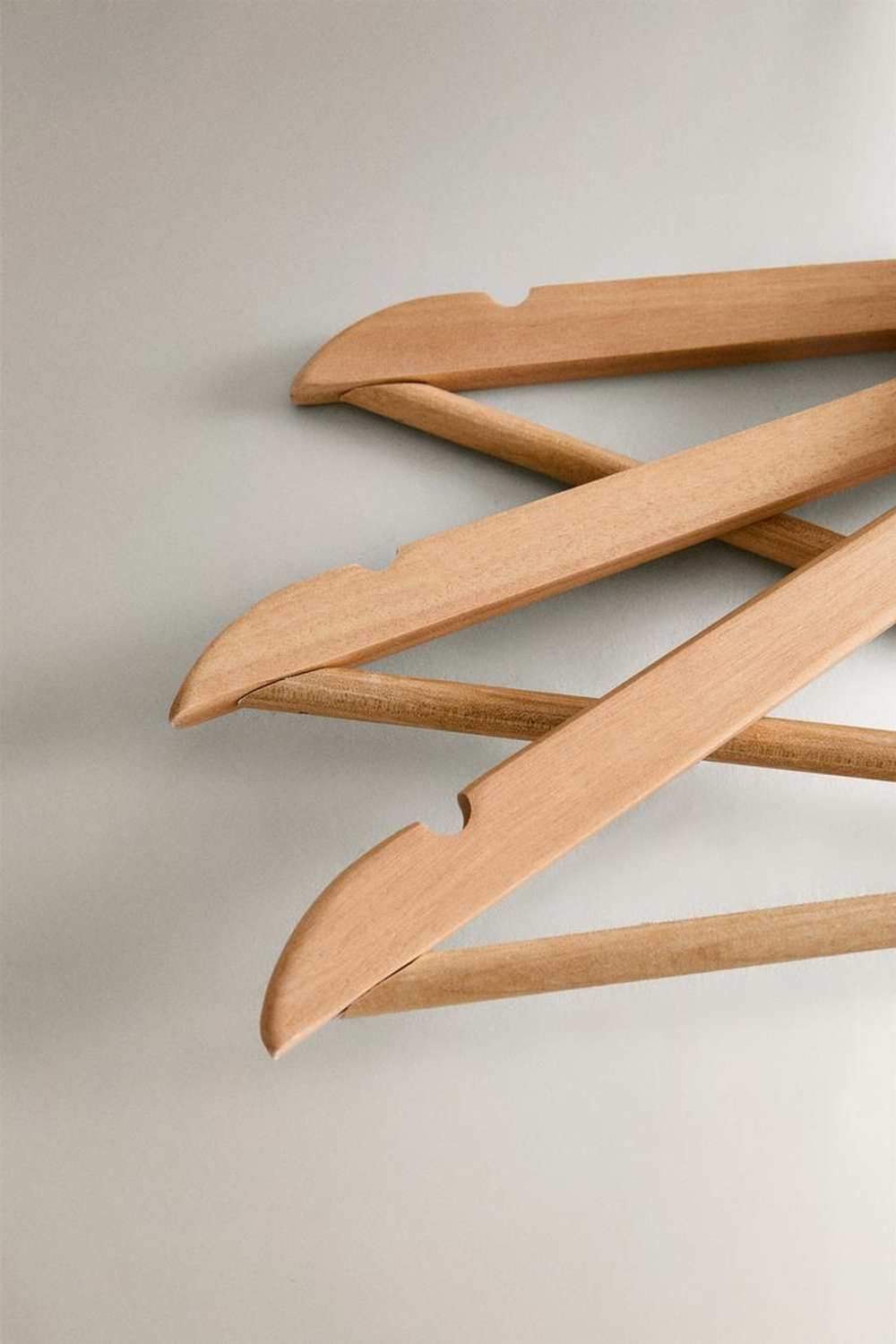 ZARA HOME ЛАКИРОВАННАЯ ВЕШАЛКА (НАБОР ИЗ 3 ШТ.), СВЕТЛО-БЕЖЕВЫЙ