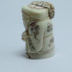 Нэцкэ Дзюродзин с корзиной фруктов на плече и персиком