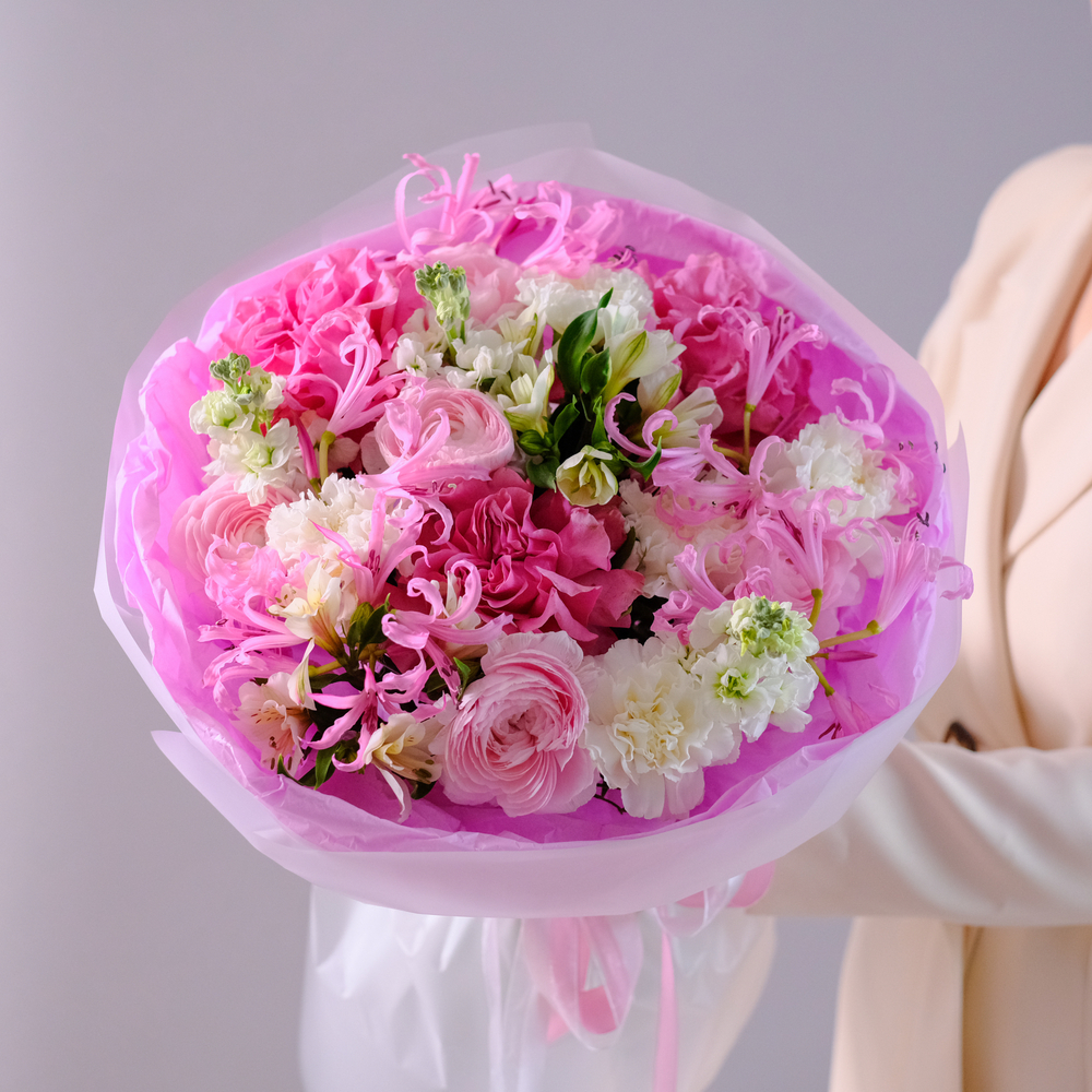 Нежный букет с пионовидными розами, ранункулюсами и нерине #189