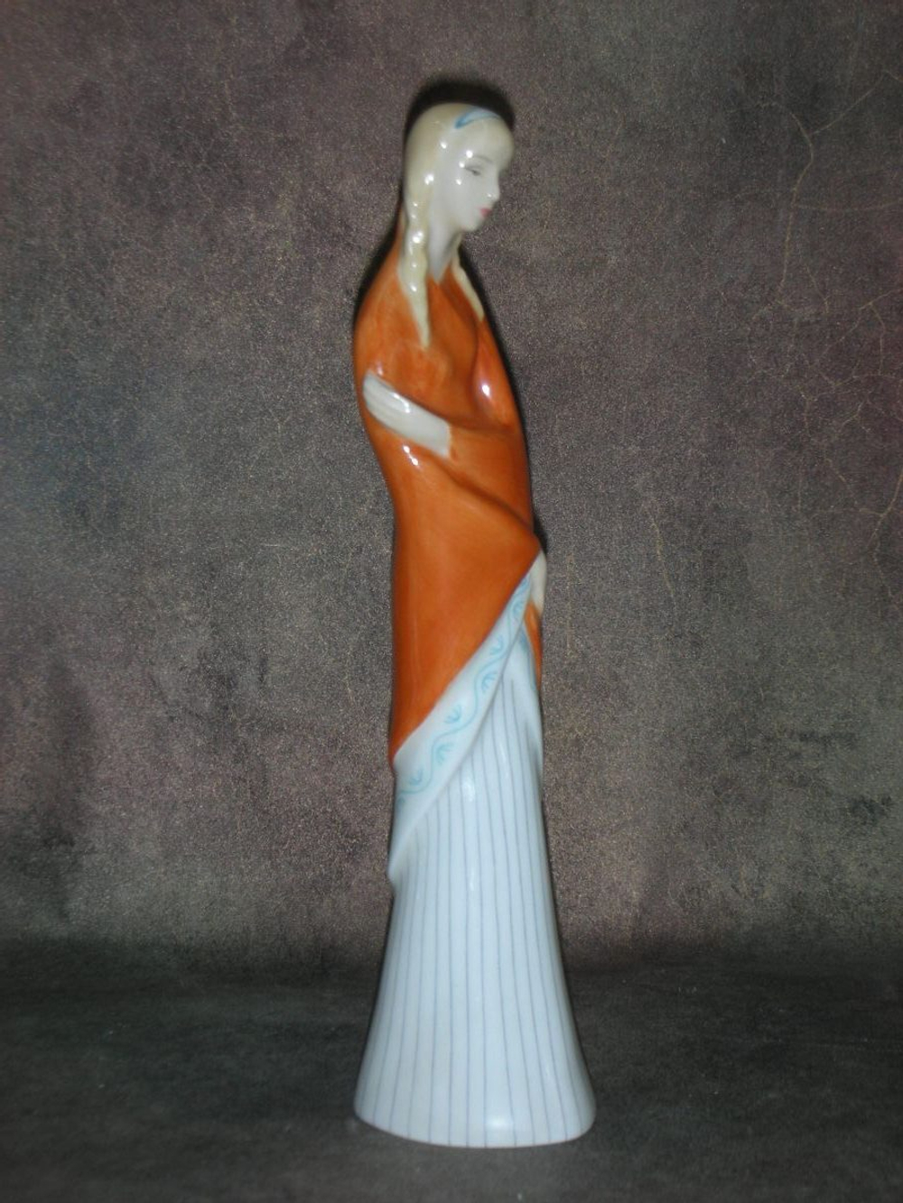 Статуэтка. Фарфор. Дама Подросток. Royal Doulton. Англия
