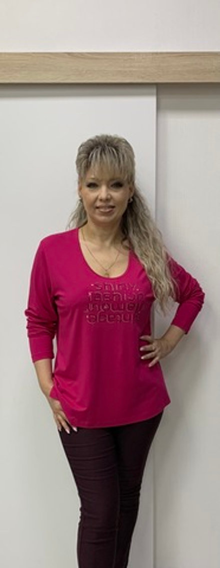 Яркий трикотажный блузон со стразовыми пайетками