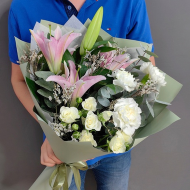 Букет с розовой лилией