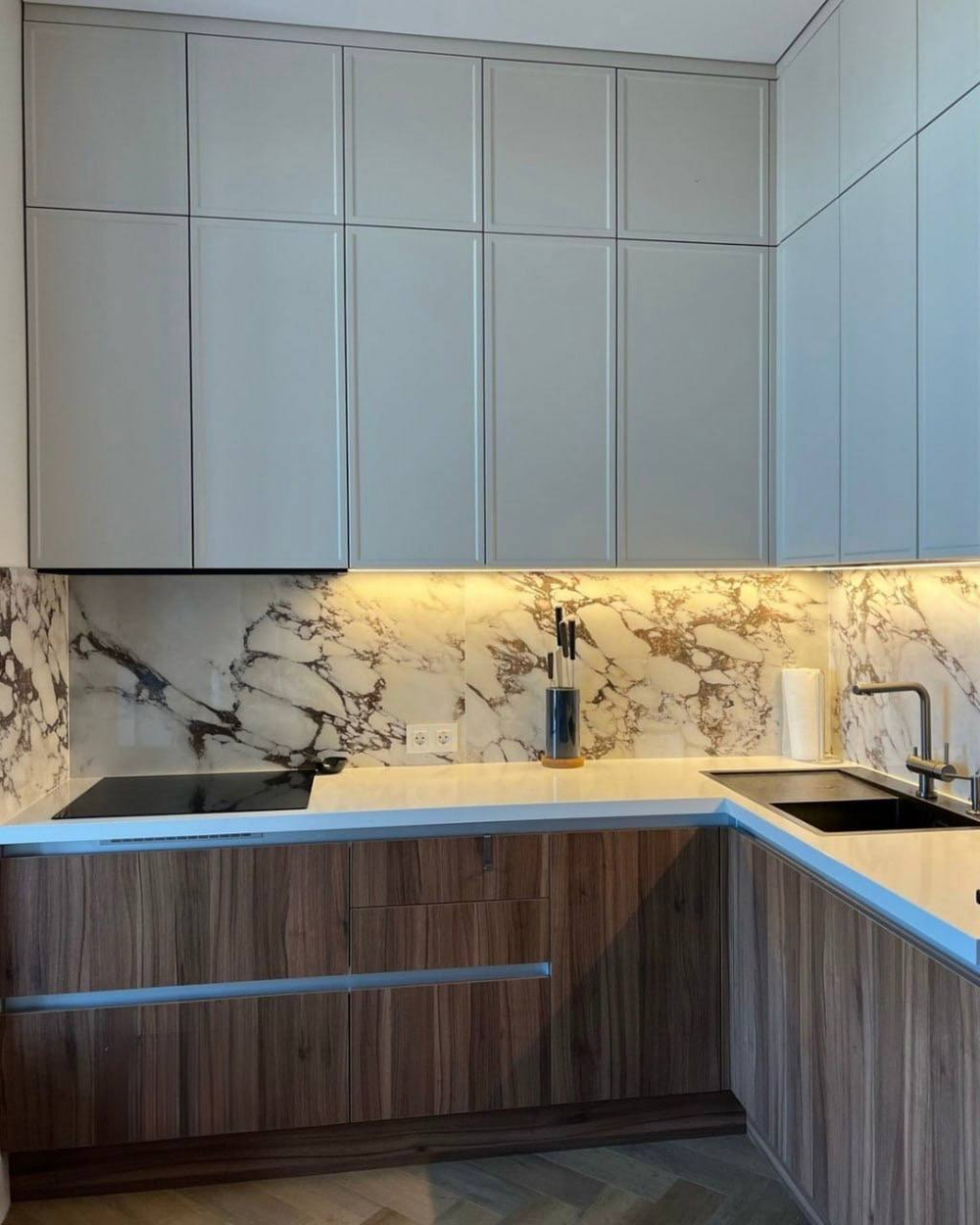 Кухня с фасадами из пластика под орех Лион и МДФ в эмали NCS S 1505-Y50R, профиль Gola, столешница из камня