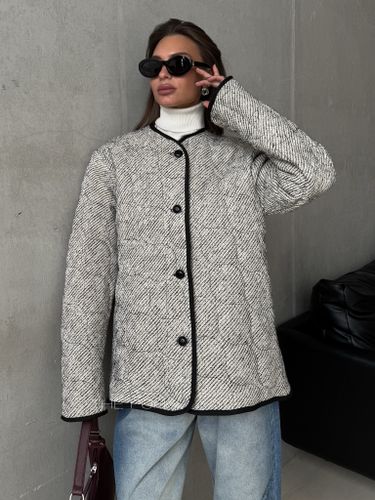 Бежевая куртка из твида с фигурной стежкой