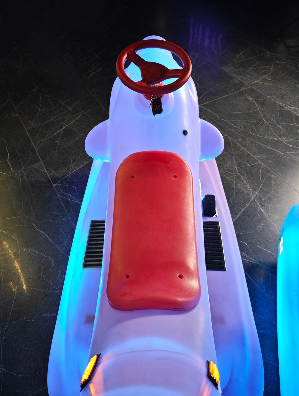 Прокатный аттракцион «Световой дельфин» Электромобиль (съемный хвост)