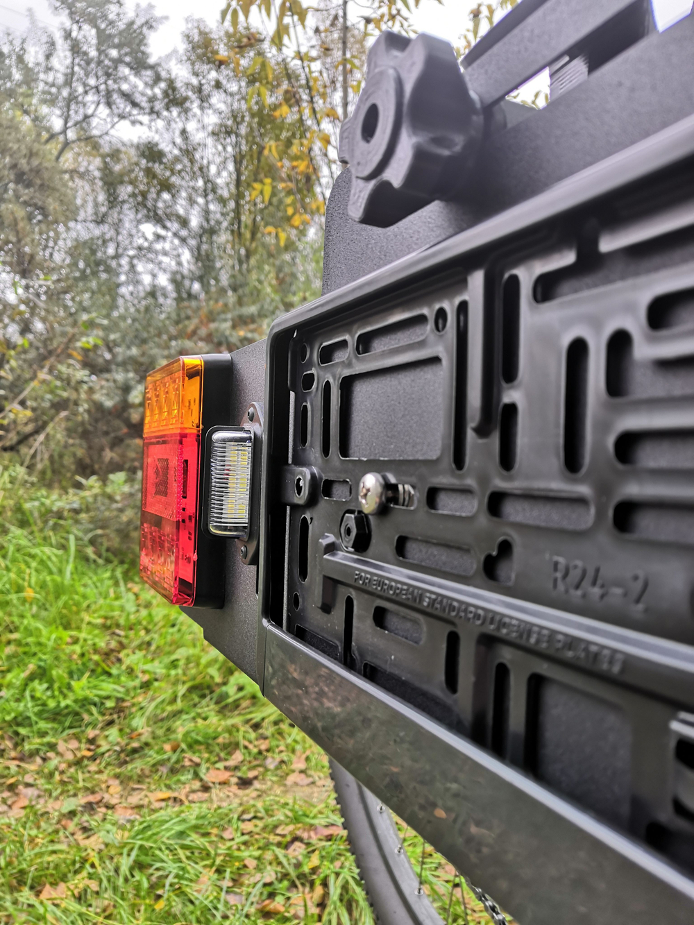 Дополнительная рамка для номера автомобиля на велокрепление с задними фонарями