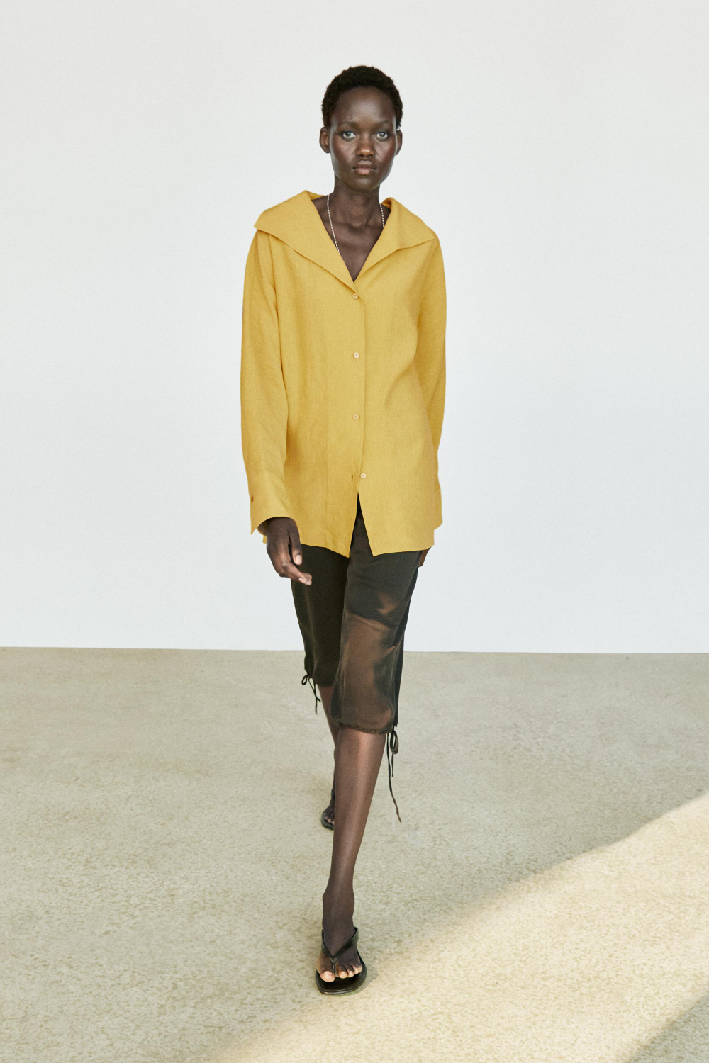 Massimo Dutti Струящаяся рубашка из льна с акцентным воротником, горчично-желтый